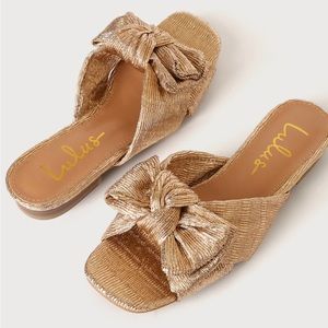 Brand new Lulu’s Lortho Rose Gold Metallic Pleated Bow Slide Sandals size.6